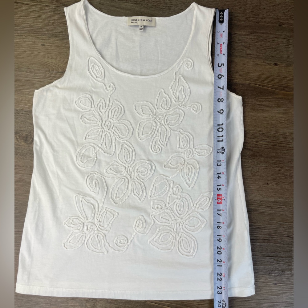 Jones New York Women’s White Floral Rosette Tank Top, size Medium - Picture 5 of 8